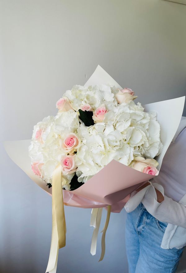 Hortensias blanc, roses rose poudré