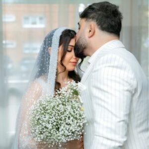 Les délicates fleurs de gypsophile apportent légèreté et poésie à ce bouquet, créant un style naturel et intemporel.