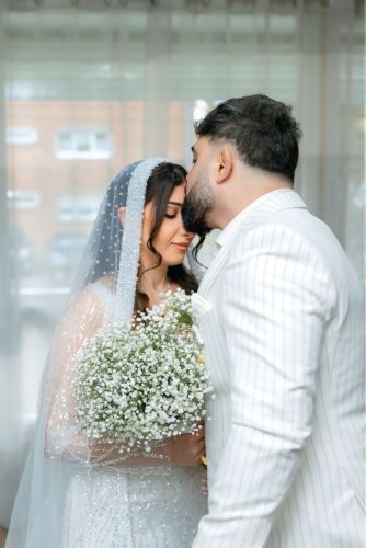 Les délicates fleurs de gypsophile apportent légèreté et poésie à ce bouquet, créant un style naturel et intemporel.