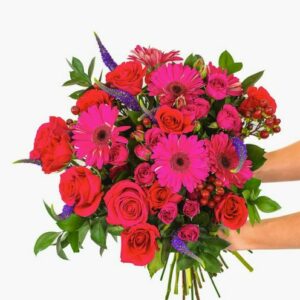 Ce bouquet framboise et bleu révèle un contraste élégant qui attire immédiatement le regard