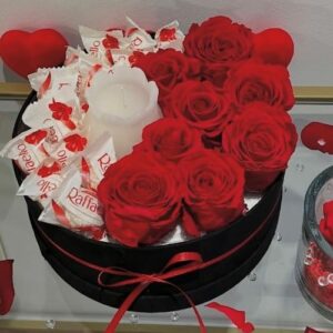Coffret cadeau avec roses rouges éternelles, chocolats Raffaello et bougie parfumée, idée cadeau romantique