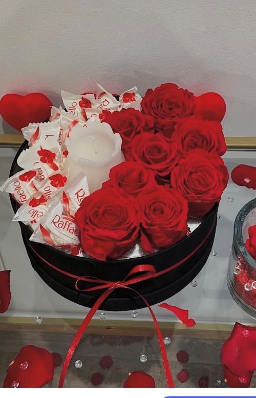 Coffret cadeau avec roses rouges éternelles, chocolats Raffaello et bougie parfumée, idée cadeau romantique
